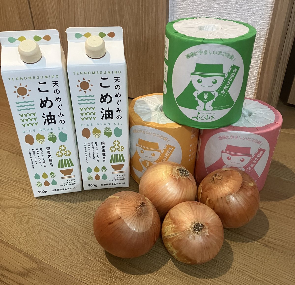ふるさと納税で届いた、こめ油2本・トイレットペーパー3ロール・玉ねぎ4個