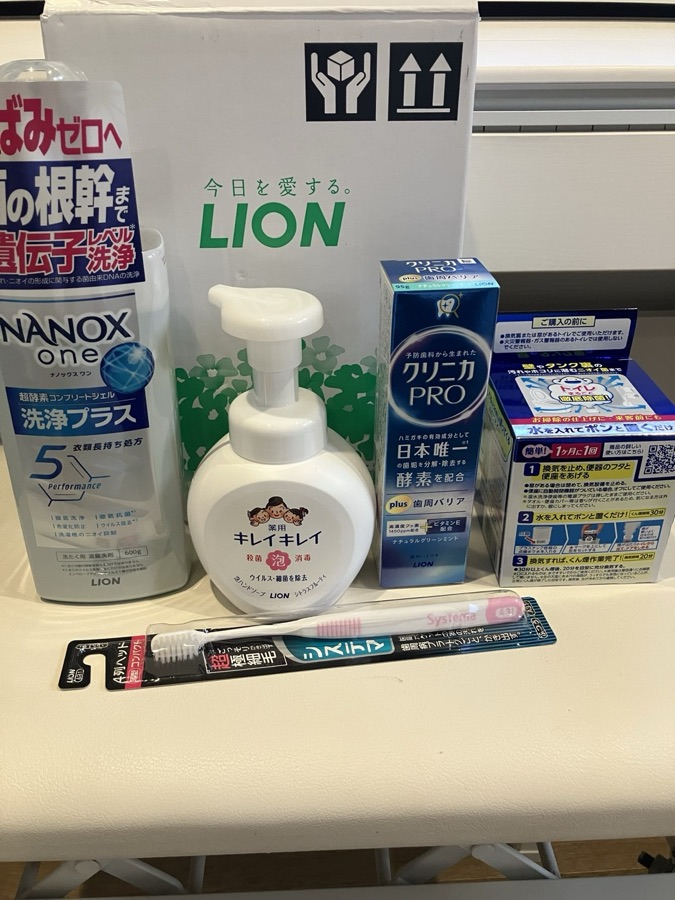 LIONの株主優待。NANOX one、キレイキレイ泡ハンドソープ、クリニカPRO歯みがき粉、システマ歯ブラシ、トイレまるごと除菌くん煙剤の詰め合わせ